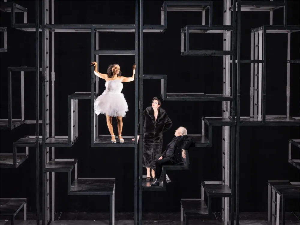 Cynthia Micas als Polly Peachum in der Dreigroschenoper am Berliner Ensemble