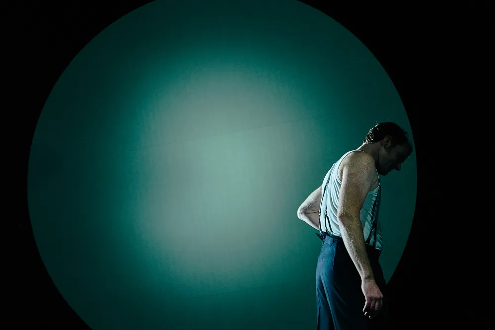 Oliver Kraushaar im Stück „Der Lebenslauf des Boxers Samson-Körner“ Erzählt von ihm selber, aufgeschrieben von Bertolt Brecht © Matthias Horn
