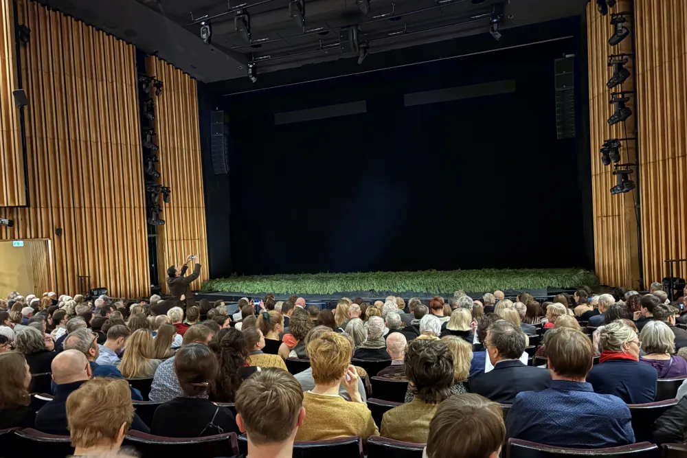 Vor der Vorstellung von „Jewgeni Onegin“ in der Komischen Oper in Berlin.