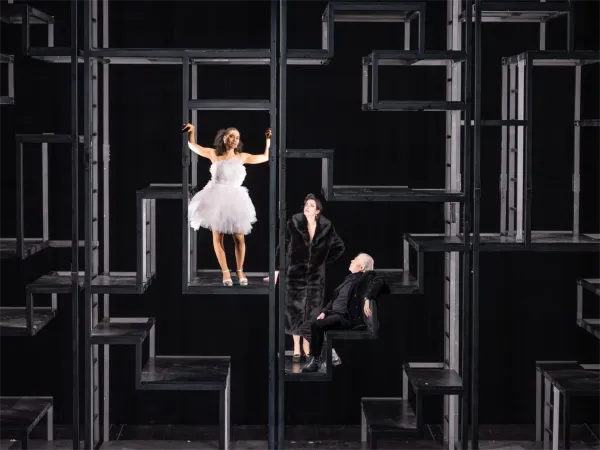 Cynthia Micas als Polly Peachum in der Dreigroschenoper am Berliner Ensemble