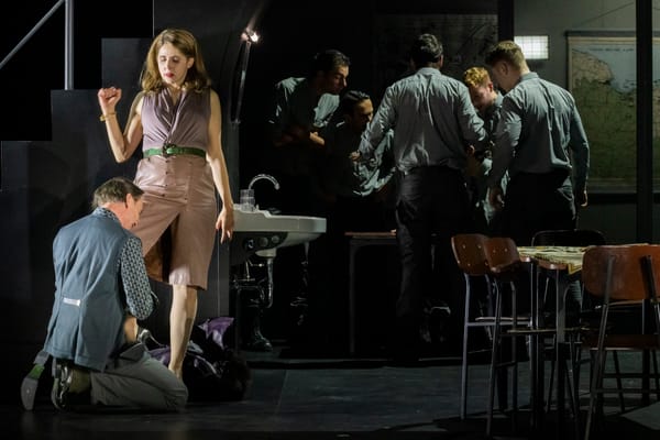 Die Hoffnung auf das Morgen, statt das Jetzt zu sehen. „Drei Schwestern“ von Tschechow am Berliner Ensemble holt den Stoff in die Gegenwart. Im Theater spielt das Ensemble den Klassiker.