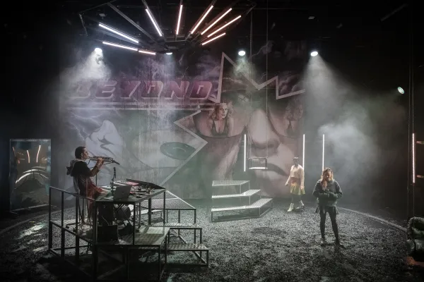 Berliner Ensemble BE Liliom - Anfangsszene © Jörg Brüggemann