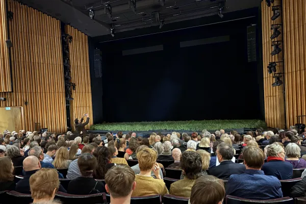 Vor der Vorstellung von „Jewgeni Onegin“ in der Komischen Oper in Berlin.